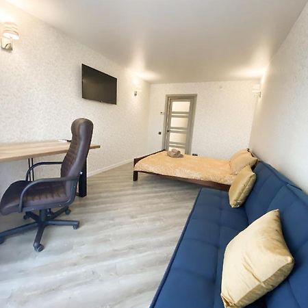 Helen: Стильні Апартаменти в Центрі Біля Корпусного Саду Poltava Room photo