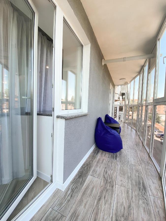 Helen: Стильні Апартаменти в Центрі Біля Корпусного Саду Poltava Room photo