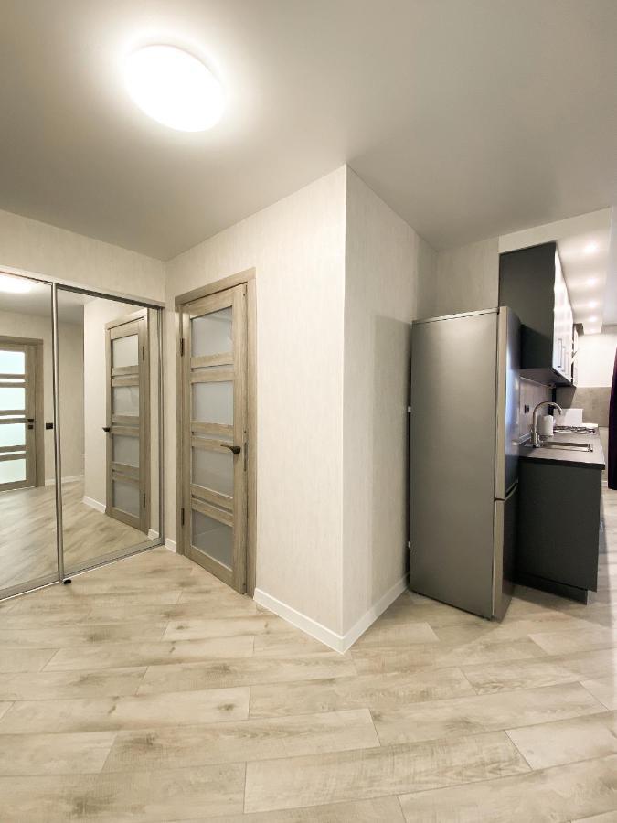 Helen: Стильні Апартаменти в Центрі Біля Корпусного Саду Poltava Room photo